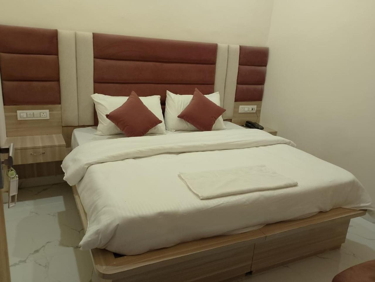 Hotel Lr Delite Inn Mathura Exterior foto